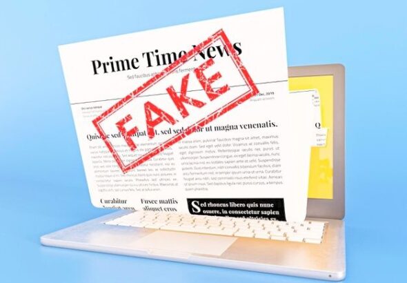 Laptop with fake news webpage _ Free Photo (1)